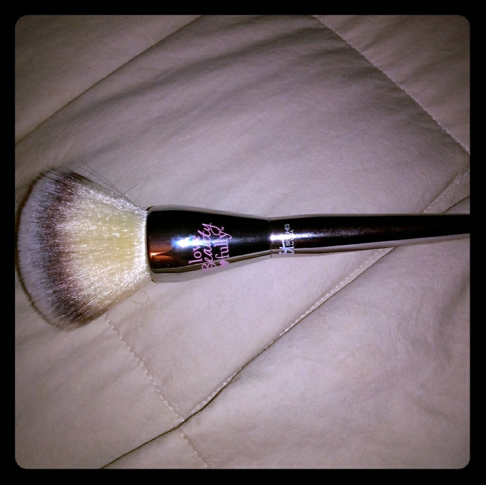 It cosmetics powder brush #211
